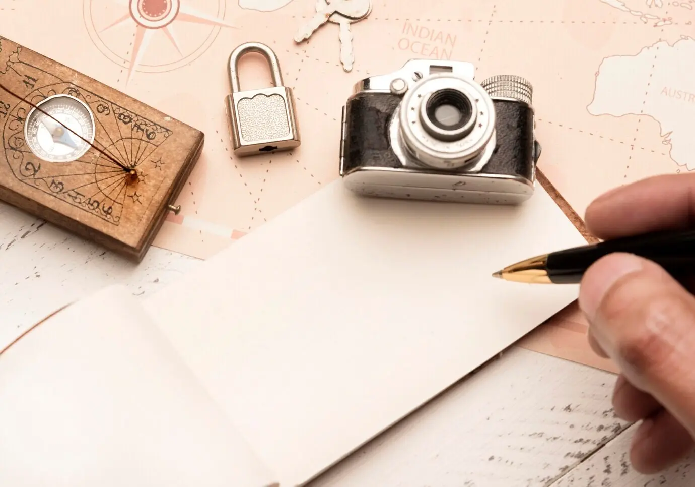 Крупный план руки, держащей ручку.